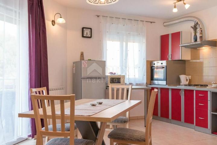 PULA, VALDEBEK - Apartmanska kuća na atraktivnoj lokaciji