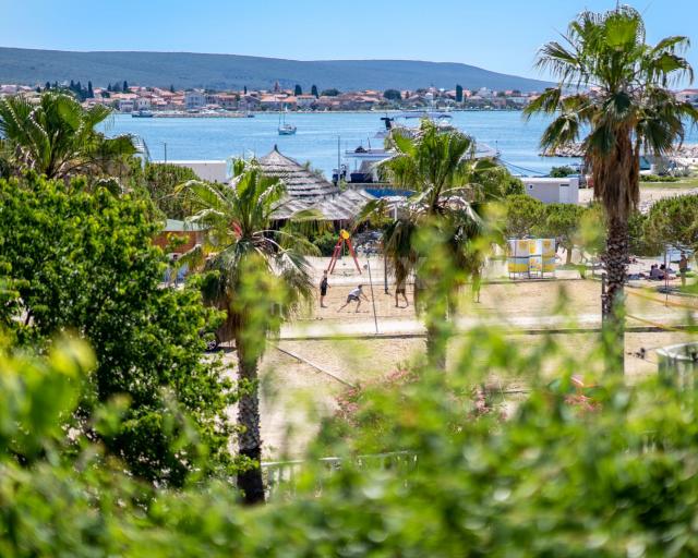 ZADAR, BIBINJE - Mehrfamilienhaus in Strandnähe