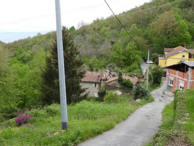 MATULJI, KUĆELI - Grundstück 12.000 m2 (ca. 6700 m2 bebaut) mit Meerblick + 3 Antiquitäten 220 m2