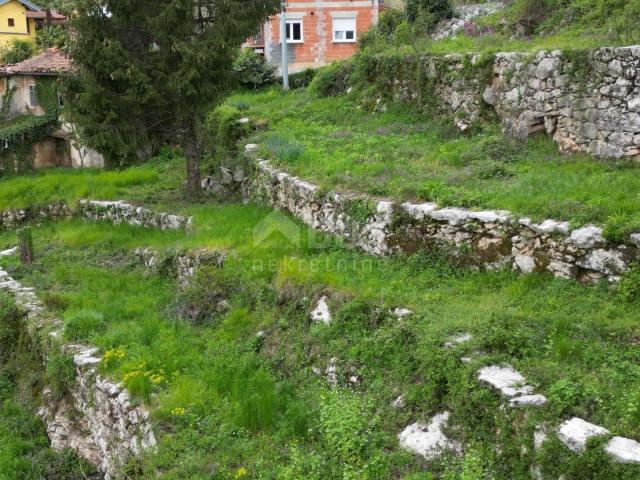 MATULJI, KUĆELI - Grundstück 12.000 m2 (ca. 6700 m2 bebaut) mit Meerblick + 3 Antiquitäten 220 m2