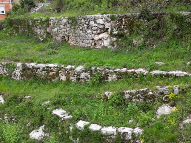 MATULJI, KUĆELI - Grundstück 12.000 m2 (ca. 6700 m2 bebaut) mit Meerblick + 3 Antiquitäten 220 m2