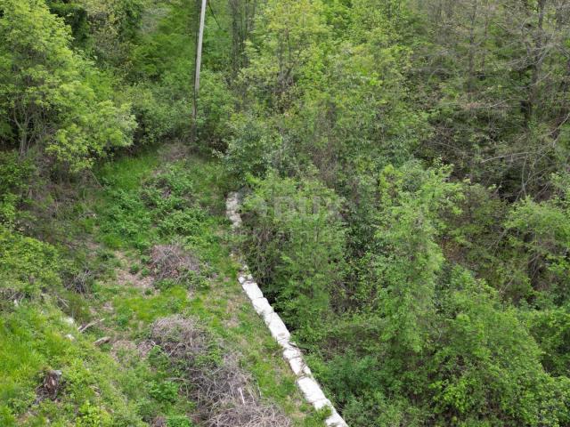 MATULJI, KUĆELI - Grundstück 12.000 m2 (ca. 6700 m2 bebaut) mit Meerblick + 3 Antiquitäten 220 m2