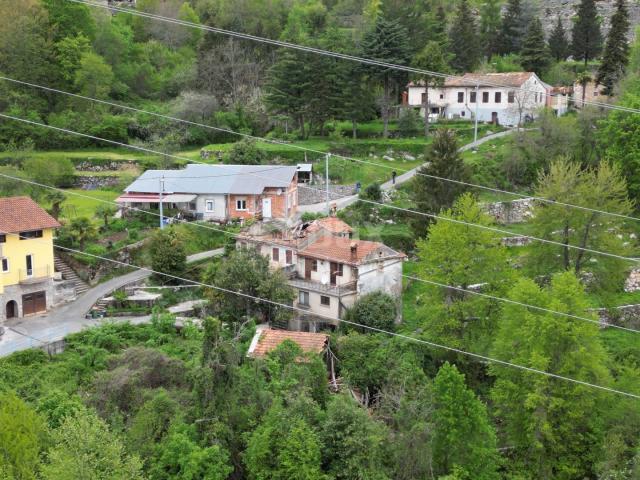 MATULJI, KUĆELI - Grundstück 12.000 m2 (ca. 6700 m2 bebaut) mit Meerblick + 3 Antiquitäten 220 m2