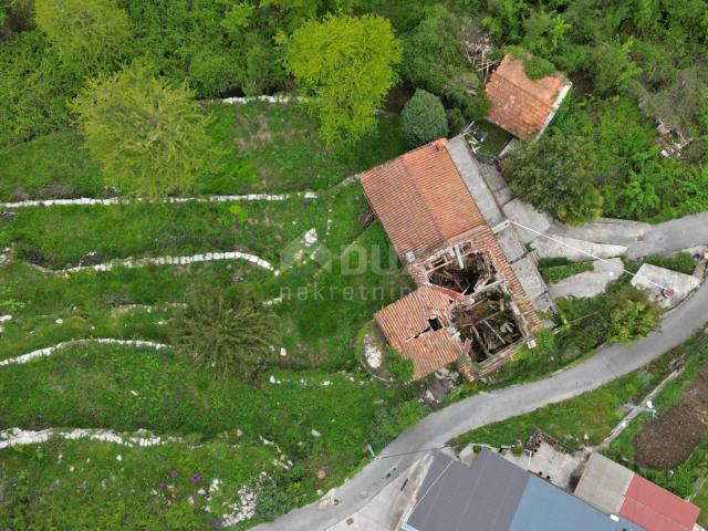 MATULJI, KUĆELI - Grundstück 12.000 m2 (ca. 6700 m2 bebaut) mit Meerblick + 3 Antiquitäten 220 m2