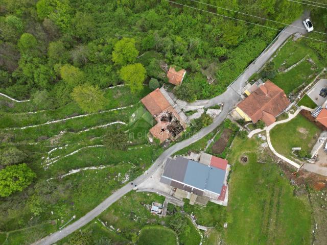 MATULJI, KUĆELI - Grundstück 12.000 m2 (ca. 6700 m2 bebaut) mit Meerblick + 3 Antiquitäten 220 m2