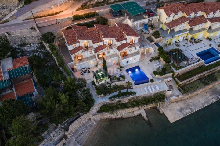 INSEL PAG, VIDALIĆI – Geräumige Apartmentvilla, 1. Reihe zum Meer