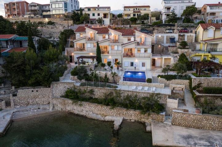 INSEL PAG, VIDALIĆI – Geräumige Apartmentvilla, 1. Reihe zum Meer