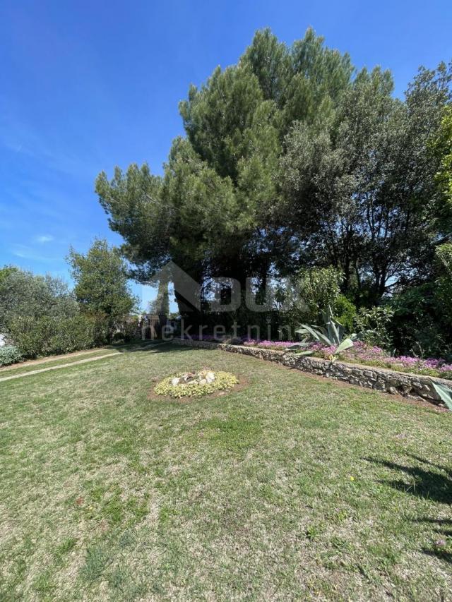 ISTRIA, POMER- Haus, überdachter Pool, zauberhafter Garten! Direkt neben dem Strand!