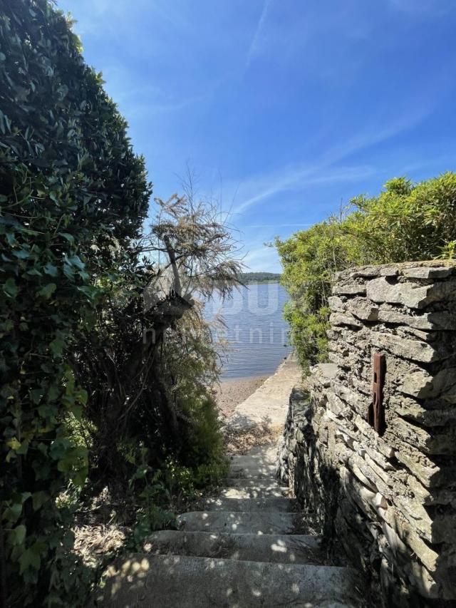 ISTRIA, POMER- Haus, überdachter Pool, zauberhafter Garten! Direkt neben dem Strand!