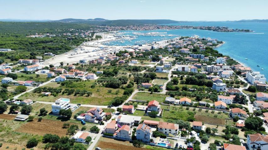 ZADAR, BIBINJE - Geräumiges Baugrundstück 50 m vom Meer entfernt