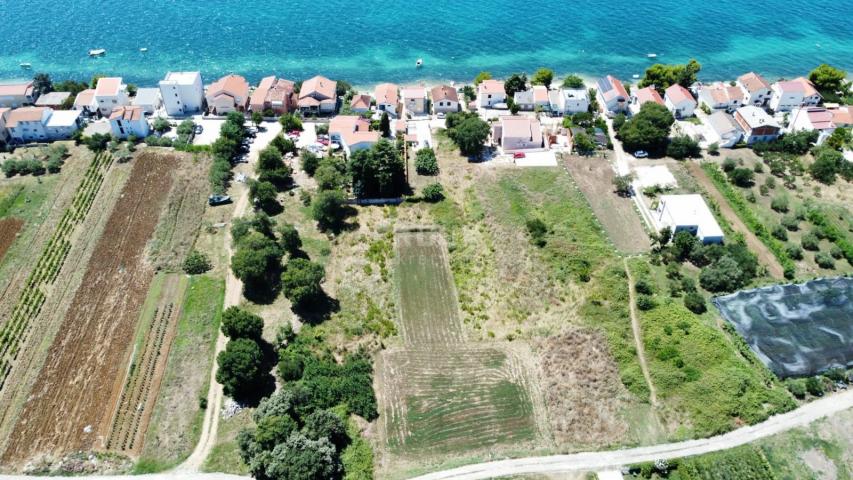 ZADAR, BIBINJE - Geräumiges Baugrundstück 50 m vom Meer entfernt