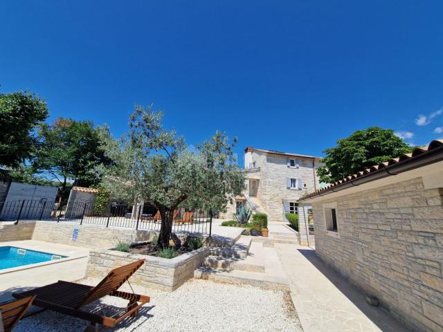 ISTRIA, SVETVINČENAT - Stone Istrian house with an additional apartment in a quiet location