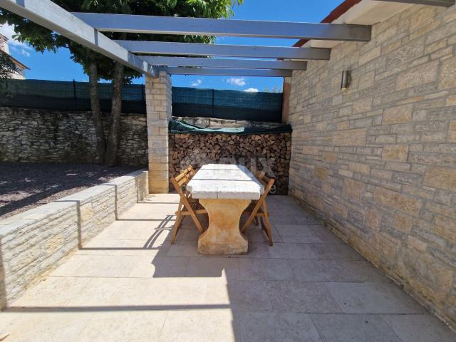 ISTRIA, SVETVINČENAT - Stone Istrian house with an additional apartment in a quiet location