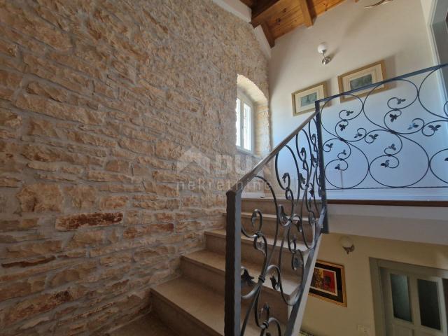 ISTRIA, SVETVINČENAT - Stone Istrian house with an additional apartment in a quiet location