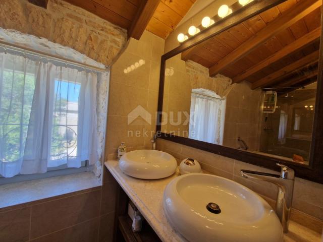 ISTRIA, SVETVINČENAT - Stone Istrian house with an additional apartment in a quiet location