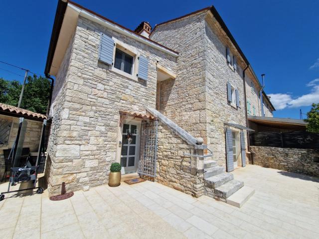 ISTRIA, SVETVINČENAT - Stone Istrian house with an additional apartment in a quiet location