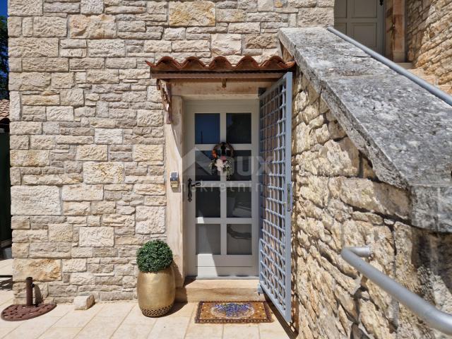 ISTRIA, SVETVINČENAT - Stone Istrian house with an additional apartment in a quiet location