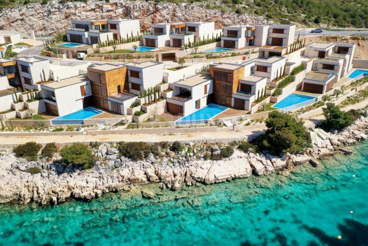 PRIMOŠTEN – Luxusvilla mit Pool, erste Reihe zum Meer