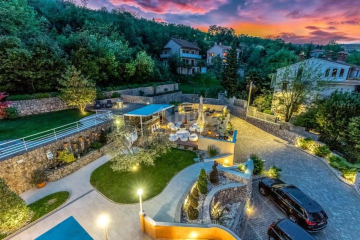 OPATIJA, LOVRAN – Mehrfamilienhaus von 700 m2 mit Swimmingpool + 6000 m2 Grundstück mit einem Projek