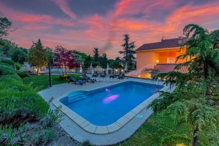 OPATIJA, LOVRAN – Mehrfamilienhaus von 700 m2 mit Swimmingpool + 6000 m2 Grundstück mit einem Projek