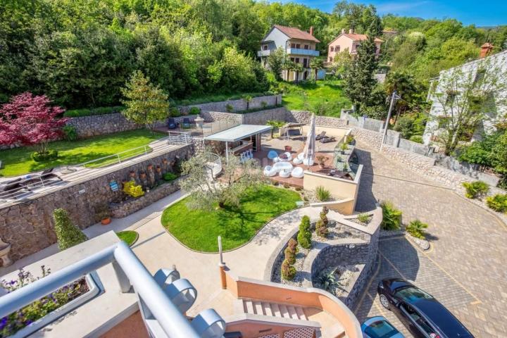 OPATIJA, LOVRAN – Mehrfamilienhaus von 700 m2 mit Swimmingpool + 6000 m2 Grundstück mit einem Projek