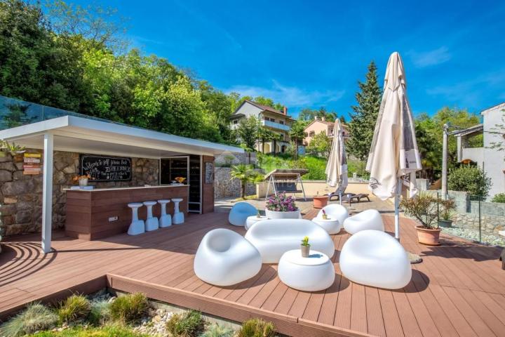 OPATIJA, LOVRAN – Mehrfamilienhaus von 700 m2 mit Swimmingpool + 6000 m2 Grundstück mit einem Projek