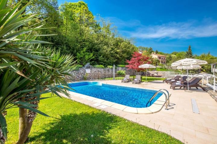 OPATIJA, LOVRAN – Mehrfamilienhaus von 700 m2 mit Swimmingpool + 6000 m2 Grundstück mit einem Projek