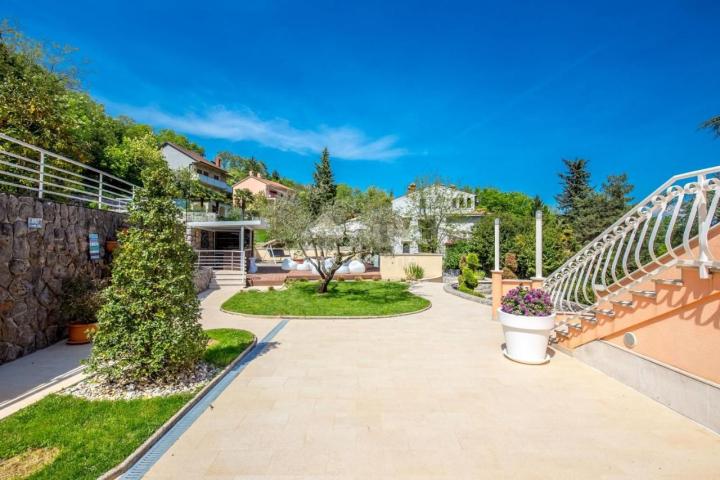 OPATIJA, LOVRAN – Mehrfamilienhaus von 700 m2 mit Swimmingpool + 6000 m2 Grundstück mit einem Projek