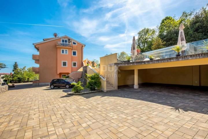 OPATIJA, LOVRAN – Mehrfamilienhaus von 700 m2 mit Swimmingpool + 6000 m2 Grundstück mit einem Projek