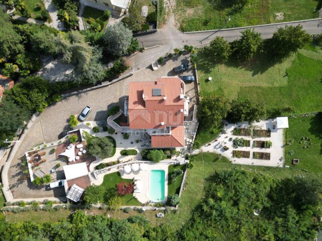 OPATIJA, LOVRAN – Mehrfamilienhaus von 700 m2 mit Swimmingpool + 6000 m2 Grundstück mit einem Projek