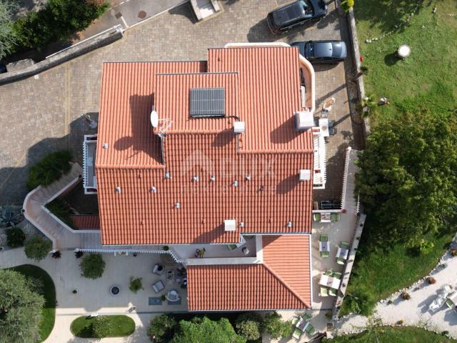 OPATIJA, LOVRAN – Mehrfamilienhaus von 700 m2 mit Swimmingpool + 6000 m2 Grundstück mit einem Projek