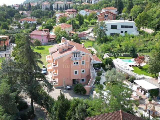 OPATIJA, LOVRAN – Mehrfamilienhaus von 700 m2 mit Swimmingpool + 6000 m2 Grundstück mit einem Projek