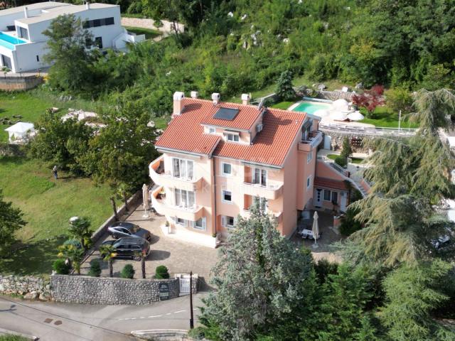 OPATIJA, LOVRAN – Mehrfamilienhaus von 700 m2 mit Swimmingpool + 6000 m2 Grundstück mit einem Projek