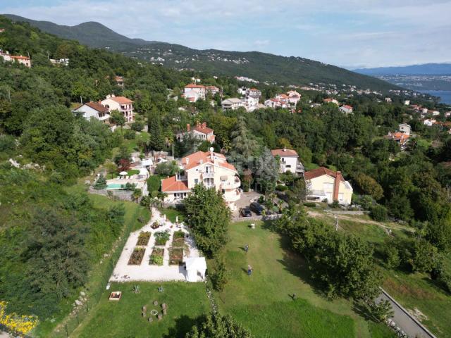 OPATIJA, LOVRAN – Mehrfamilienhaus von 700 m2 mit Swimmingpool + 6000 m2 Grundstück mit einem Projek