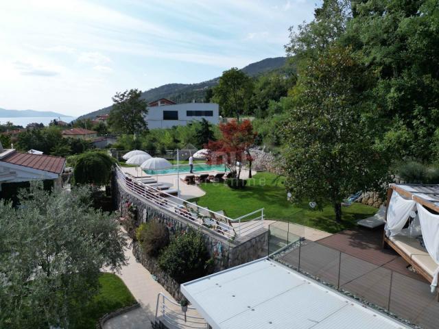 OPATIJA, LOVRAN – Mehrfamilienhaus von 700 m2 mit Swimmingpool + 6000 m2 Grundstück mit einem Projek