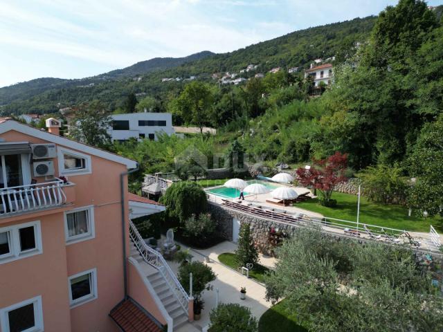 OPATIJA, LOVRAN – Mehrfamilienhaus von 700 m2 mit Swimmingpool + 6000 m2 Grundstück mit einem Projek