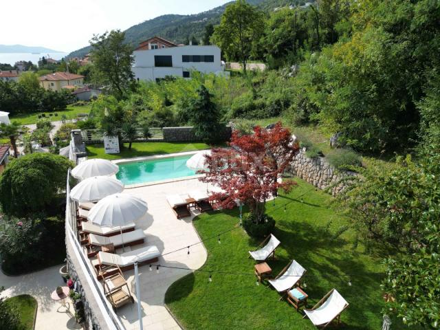 OPATIJA, LOVRAN – Mehrfamilienhaus von 700 m2 mit Swimmingpool + 6000 m2 Grundstück mit einem Projek