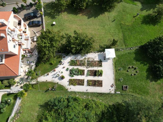 OPATIJA, LOVRAN – Mehrfamilienhaus von 700 m2 mit Swimmingpool + 6000 m2 Grundstück mit einem Projek