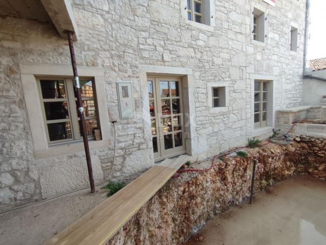 ISTRIA, KAŠTELIR - Renovated stone house in the heart of the village