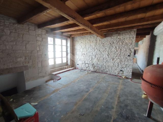 ISTRIA, KAŠTELIR - Renovated stone house in the heart of the village