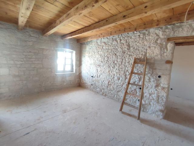 ISTRIA, KAŠTELIR - Renovated stone house in the heart of the village