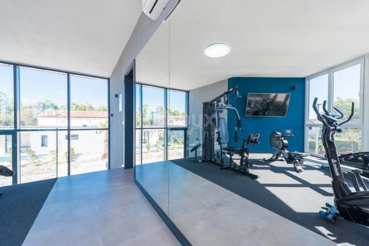 ZADAR, VIR – Ein Komplex aus modernen Villen und einem Fitnessstudio