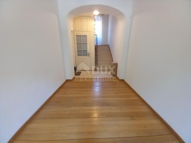 OPATIJA, CENTER - Beautiful floor in a maintained historical villa in the very center of Opatija, ne