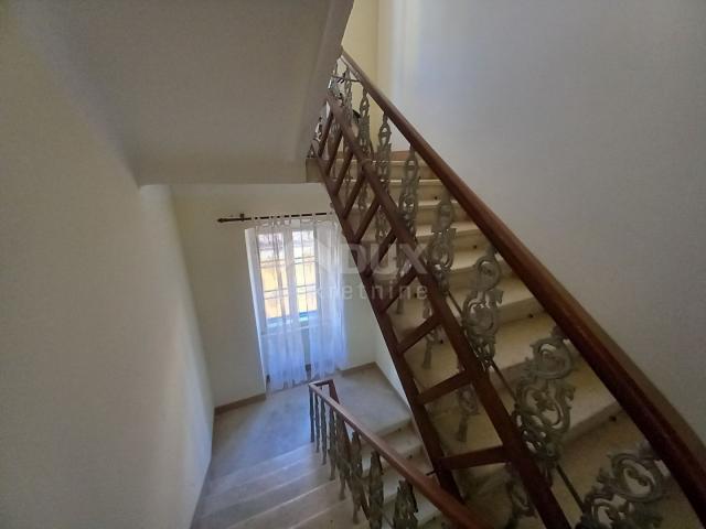 OPATIJA, CENTER - Beautiful floor in a maintained historical villa in the very center of Opatija, ne