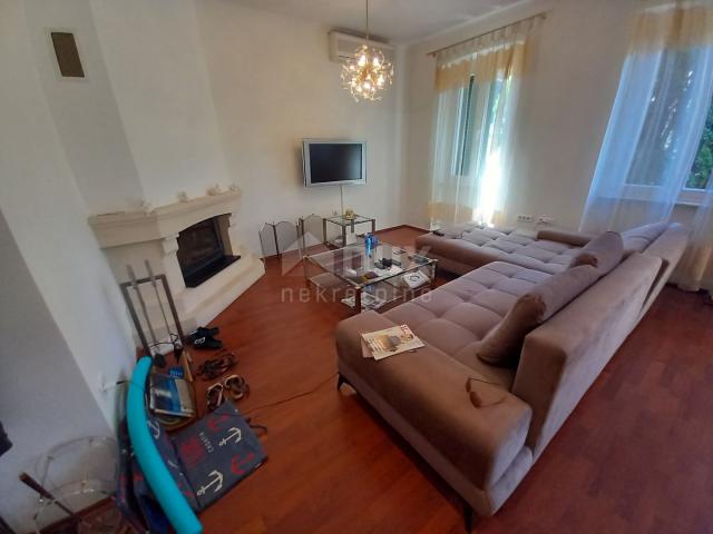 OPATIJA, CENTER - Beautiful floor in a maintained historical villa in the very center of Opatija, ne