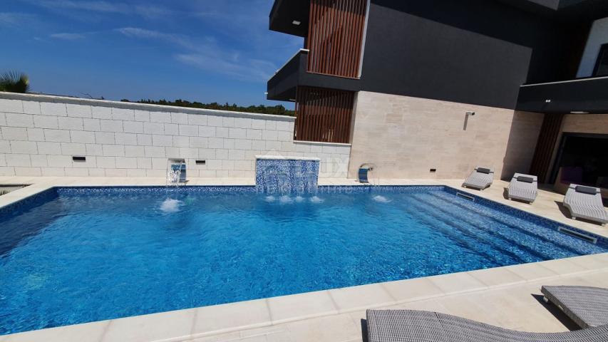 INSEL PAG, NOVALJA - Luxus-Apartment mit 4 Schlafzimmern + Wohnzimmer und Pool