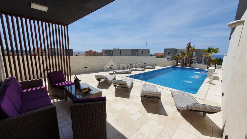 INSEL PAG, NOVALJA - Luxus-Apartment mit 4 Schlafzimmern + Wohnzimmer und Pool