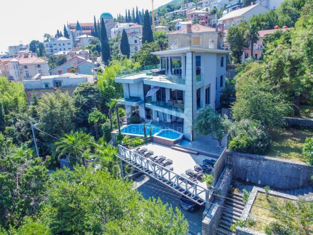 OPATIJA, CENTAR - impresivna moderna vila s bazenom u centru Opatije, nekoliko koraka od Lungomare