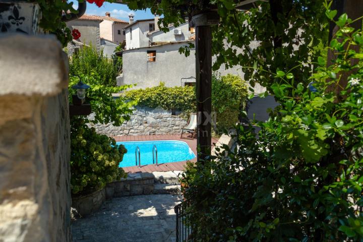 ISTRIEN, GRAČIŠĆE - 3 Steinhäuser in der Altstadt mit Pool