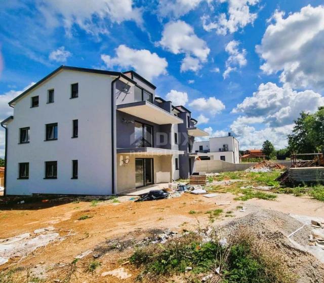 ISTRIEN, POREČ, UMGEBUNG - Wohnung im ersten Stock mit Blick auf die Natur